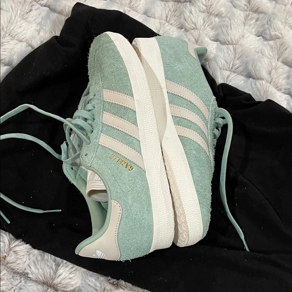 Adidas Gazelle Sneakers Mint Green Suede Women’s 8.5 Cream Stripe Retro Casual